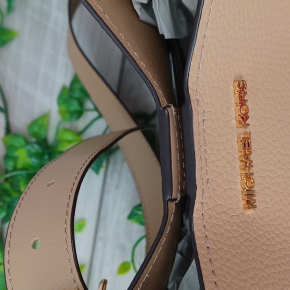 Michael Kors Burch Medium Messenger NWT - Picture 11 of 11